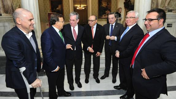Foto de familia de los distinguidos en el acto dcelebrado este martes en el Casino