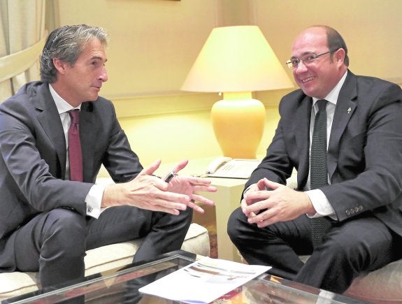 El ministro Íñigo de la Serna y el presidente murciano Pedro Antonio Sánchez, en la reunión celebrada el 21 de noviembre en Madrid. 