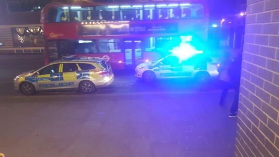 La policía a su llegada al hotel, según el presunto testigo Alvin Carpio