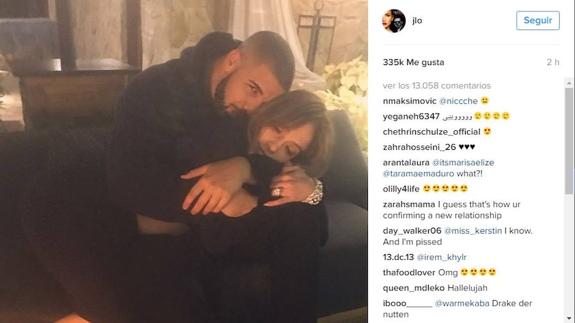 Jennifer López abraza al rapero Drake. 