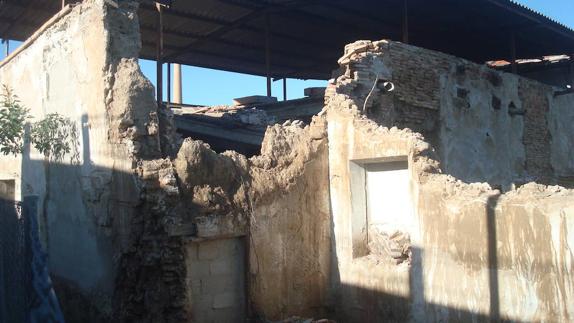 El muro del Molino del Amor derribado en parte. 