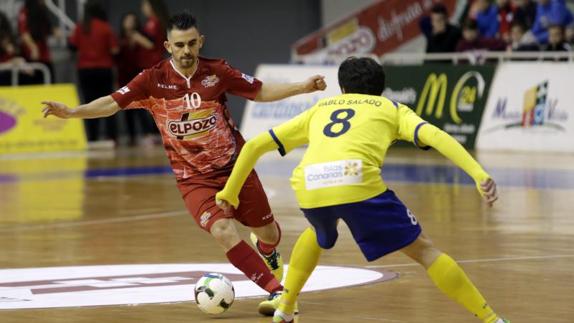 Álex recorta a un rival durante el partido.