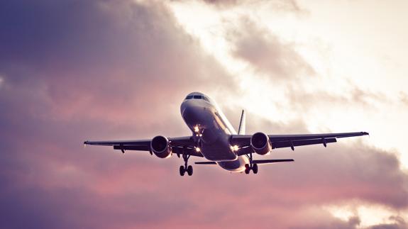 Una pelea de enamorados retrasa quince horas un avión