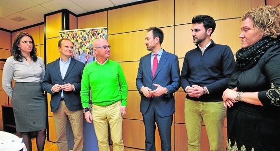 De izquierda a derecha, Remedios Sánchez (de Recursos Humanos de Hefame), Javier Fernández (director del Centro Tecnológico del Mármol), el consejero Juan Hernández, José Miguel de las Bayonas (presidente de AJE), Alberto López y Encarna Marín (responsable de Empleo de Cruz Roja).