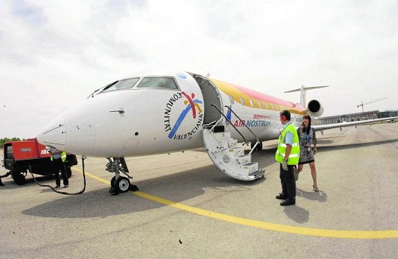 Un aparato de Air Nostrum reposta combustible en el aeropuerto de San Javier.