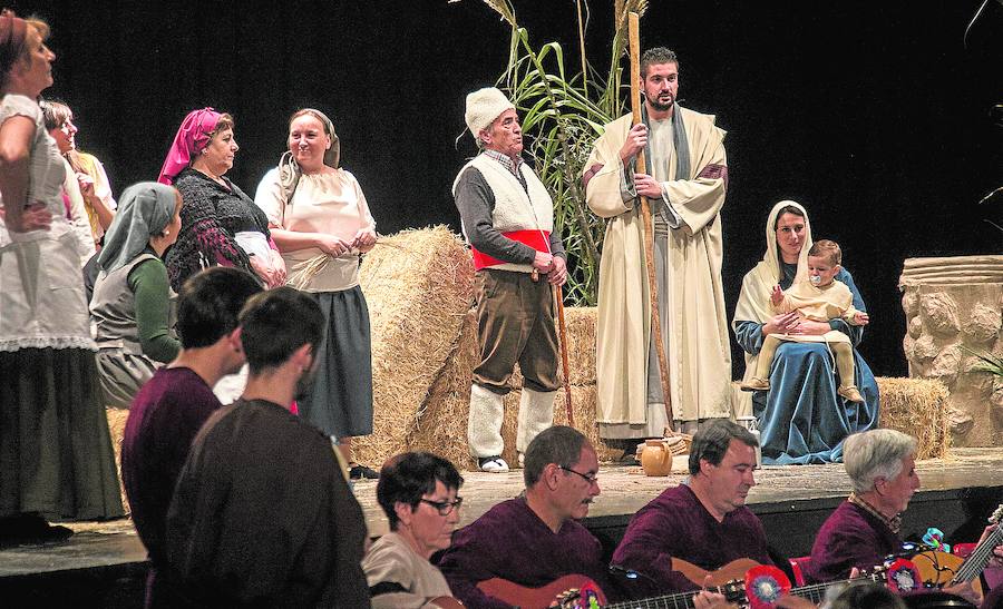 Representación del Auto de los Reyes Magos, por la Asociación Acueducto, en el Centro Cultural Luzzy en 2015. 