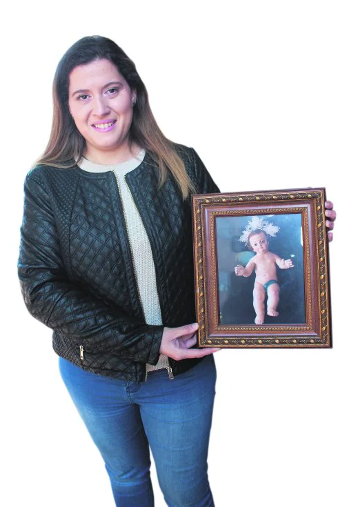 María del Carmen Guirao, con un retrato del Santo Niño. 