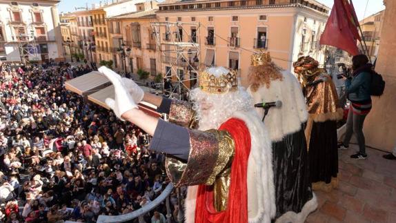 Sus Majestades saludan a los lorquinos. 