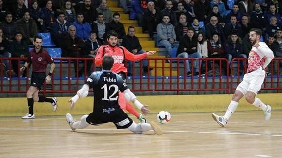 Andresito y Fabio, intentando evitar el gol de Iago Rodríguez. 