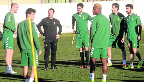 Paco García bromea con sus jugadores tras las vacaciones, en una sesión celebrada en Cobatillas.