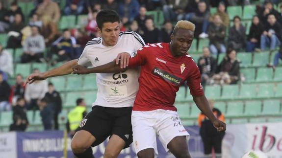 Cuero, ante un jugador del Mérida. 