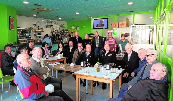 El almirante Rosique, sentado en el centro, con los mayores, en la cafetería del centro de cultura.