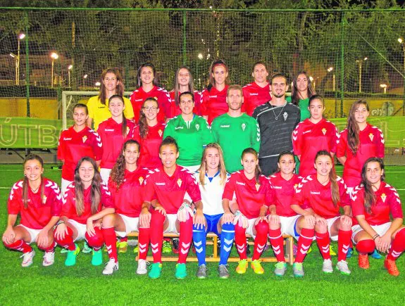 Alicia Burillo, Juanmi Navarro y Álex Viña, con las jugadoras del Murcia Féminas, a principios de temporada.
