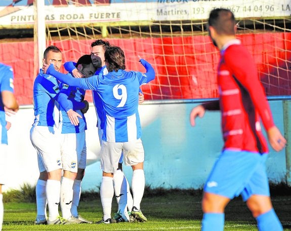 Los jugadores del Lorca celebran uno de sus goles en La Roda.