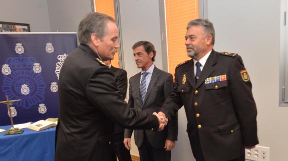 Pedro Salvador Cano estracha la mano a Cirilo Durán durante el acto.