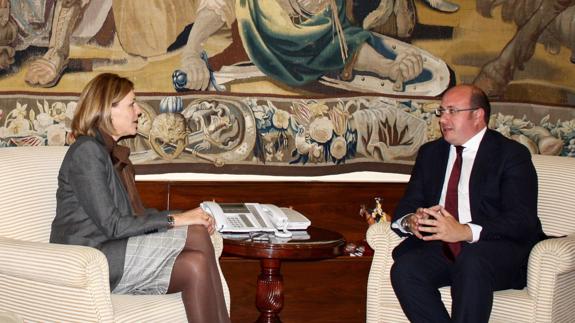 Cospedal y Pedro Antonio Sánchez, en el ministerio de Defensa. 