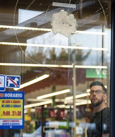 Uno de los disparos en el cristal del supermercado.