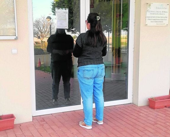 Una mujer lee el cartel en la guardería de Dolores de Pacheco.  