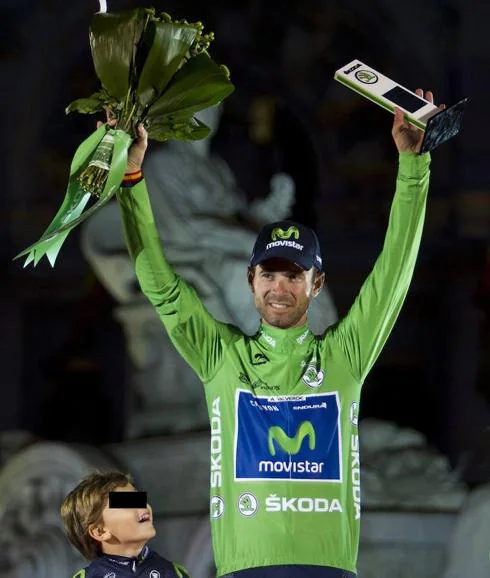 Alejandro Valverde, con su hijo, celebrando en el podio de La Vuelta en 2015