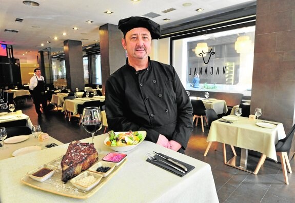 El chef y propietario de Vacanal, Marcelo Diego, junto a una pieza de carne.