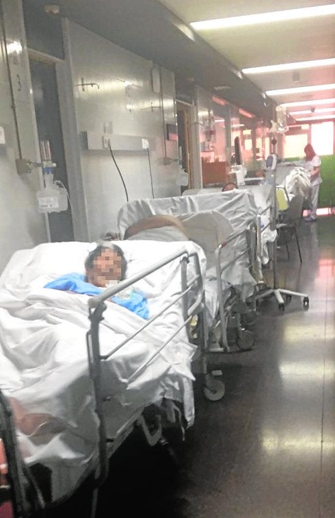 Un pasillo de Urgencias de La Arrixaca, ayer lleno de camas.