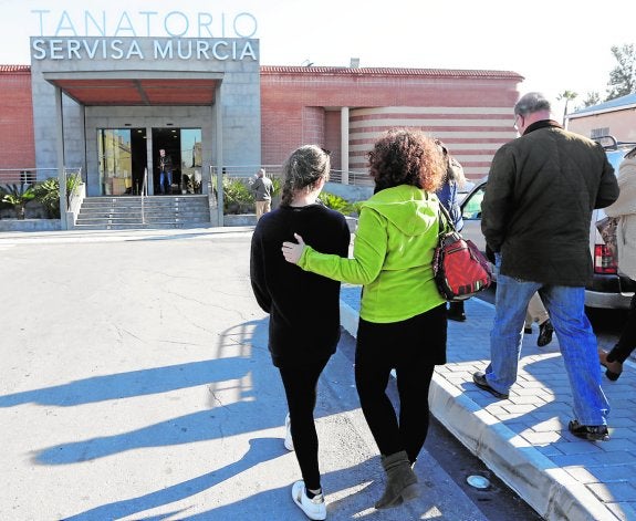 Natividad M., con su hija, entrando ayer al Tanatorio Servisa.