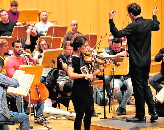 La violinista Leticia Moreno y el director Pablo González, durante un ensayo con la Sinfónica de la Región, el pasado miércoles.