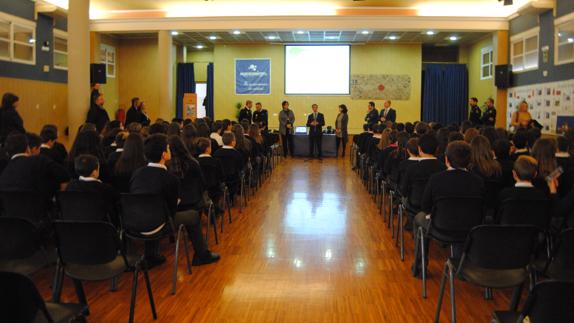 El delegado del Gobierno, Antonio Sánchez Solís, presenta una de las charlas del Plan Director para la Convivencia y Mejora de la Seguridad en los Centros Educativos en el centro concertado Samaniego de Alcantarilla.