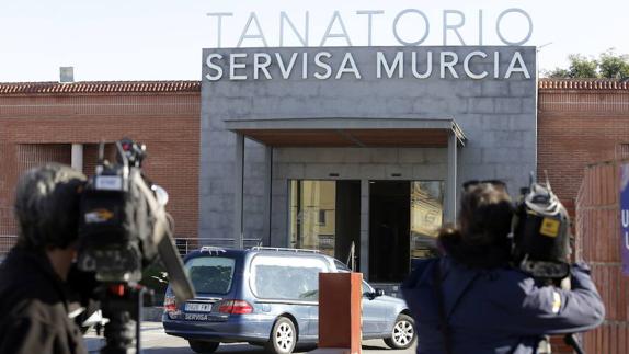 La puerta del tanatorio donde los familiares se despidieron de Lucía. 