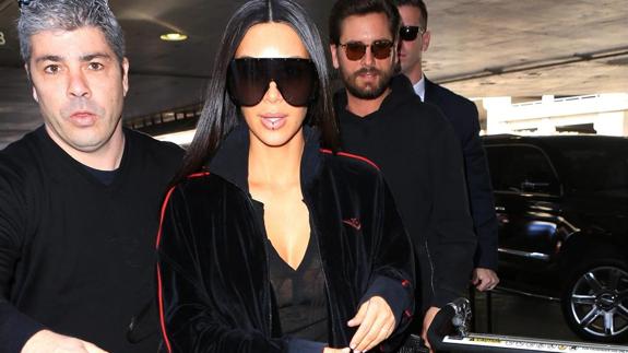 Kim luce su aro en el labio, y sus gafas pantalla