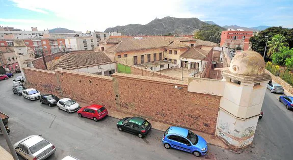 Vista general de la antigua cárcel de San Antón, tomada desde uno de los edificios contiguos al penal cerrado hace quince años.
