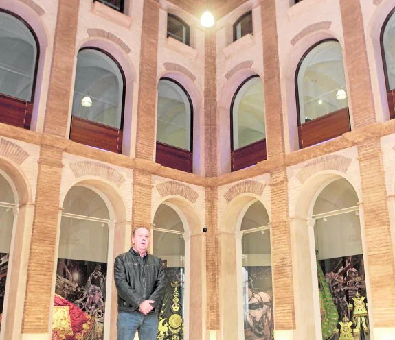 El presidente de la Fundación Paso Azul, Andrés Jesús Espinosa, en el claustro del antiguo convento de San Francisco.