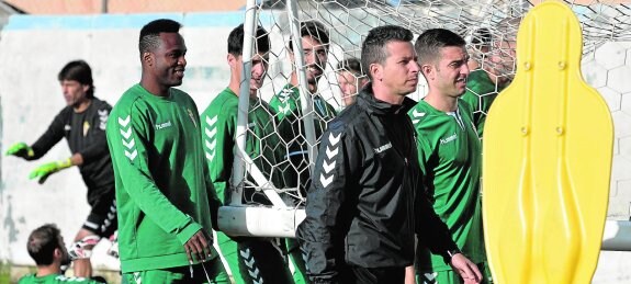 Wilson Cuero, junto a un grupo de compañeros, en un entrenamiento en Cobatillas.