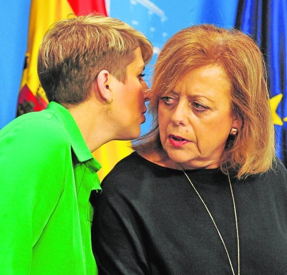 María Isabel Sánchez-Mora escucha a la portavoz del Ejecutivo, Noelia Arroyo, tras un Consejo de Gobierno.