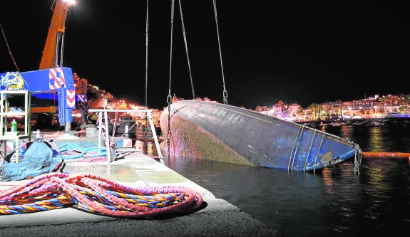 Aparatoso rescate del 'Penélope' en Águilas