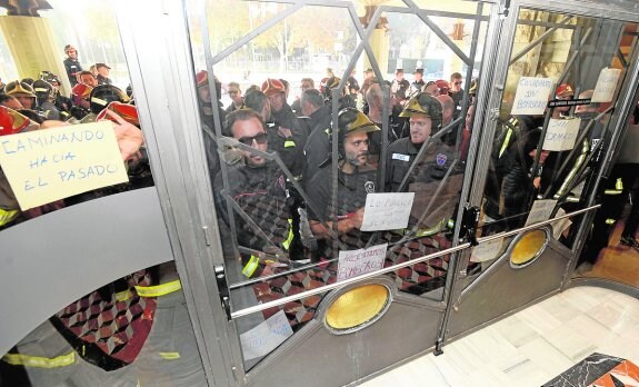 Protesta de los bomberos a las puertas de la Asamblea Regional, el pasado 12 de diciembre.