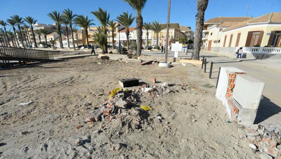 Imagen de una playa de Los Alcázares, arrasada por las riadas de finales de diciembre.