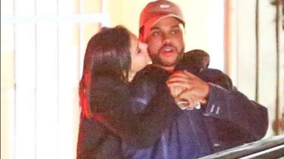 Selena Gomez y The Weeknd pasearon muy acaramelados.