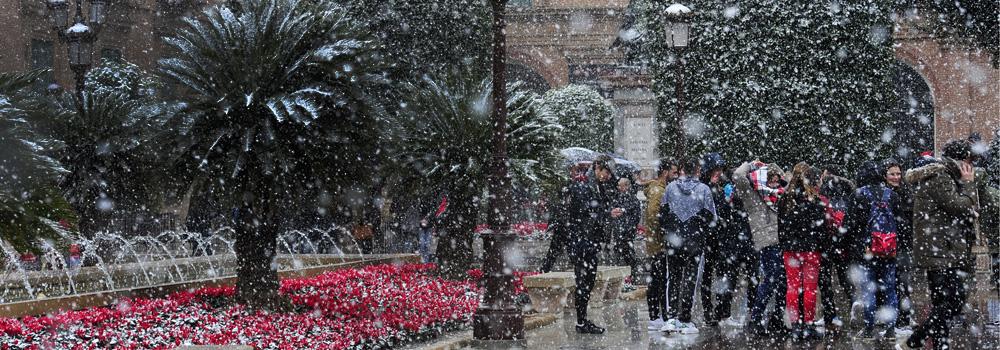 Retenciones kilométricas, en la mañana de ayer, en la subida al Puerto de la Cadena, en dirección a Murcia.