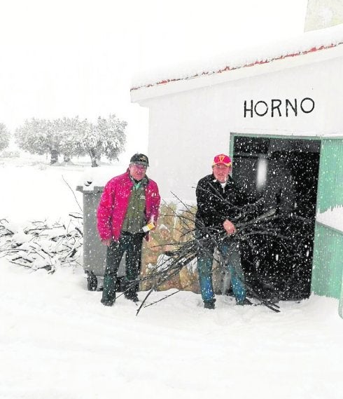 Daniel Navarro y Manuel López, llevando leña al horno de Otos. 