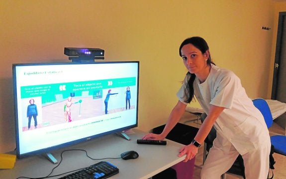 Una de las fisioterapeutas muestra el sistema informático que emplea en sus pacientes.