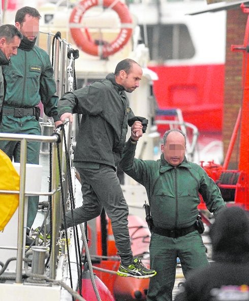 Alberto Rodríguez baja de la patrullera de la Guardia Civil, que le llevó a Cartagena.