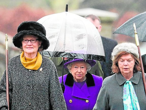 La Reina Isabel II (c), a su llegada a un acto religioso en Norfolk.