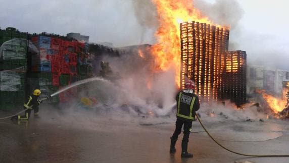 Los bomberos intentan sofocar las llamas. 
