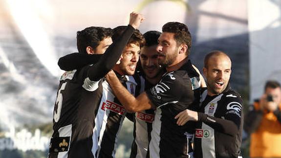 Los jugadores del Cartagena celebran el primer gol. 