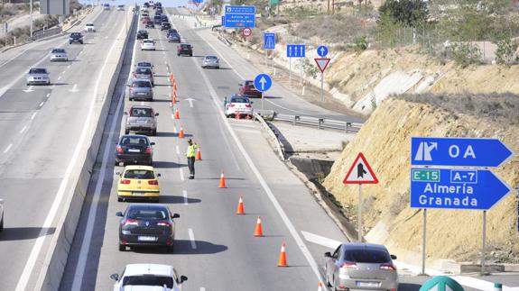 La Guardia Civil organiza el tráfico en el enlace de la A-7 con la RM-15.  