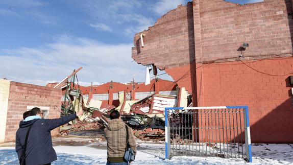 Imagen del pabellón colapsado, desde la pista del colegio.