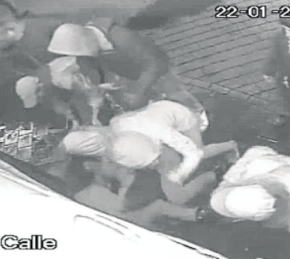 Los agresores, golpeando a la joven frente a La Boca del Lobo.