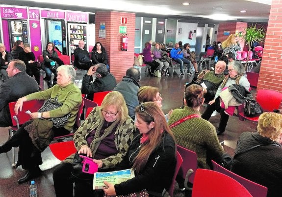 Aspecto que presentaba ayer a mediodía la sala de espera de Urgencias de La Arrixaca. 