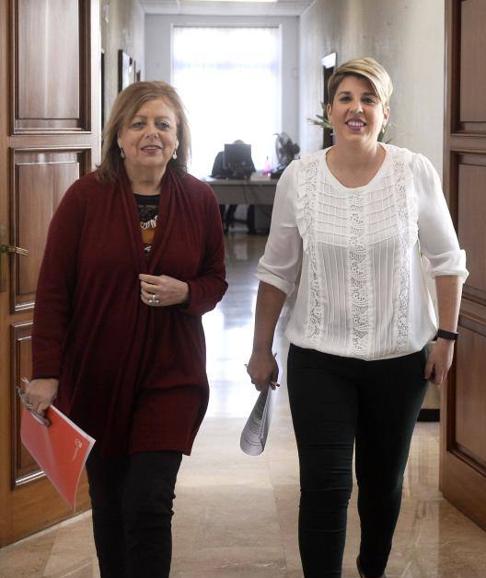 María Isabel Sánchez-Mora y Noelia Arroyo antes de la rueda de prensa posterior al Consejo de Gobierno. 